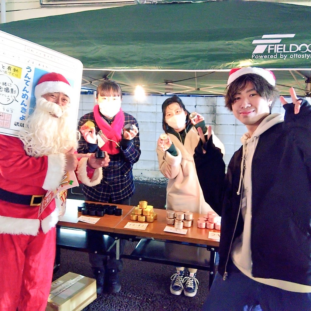 untenmenkyokun's tweet photo. TANASHIマスマーケット
Studio.mofeさんのアロマキャンドルや、フラワープレゼント、くじなど、楽しいコーナーもいっぱい☺️
クリスマスムード満天😉
イベントは、25日まで開催中です！田無駅南口前🤣ぜひ！
武蔵境自動車教習所は、24日はお休み😌です。
#MURP
#武蔵境自動車教習所
#東京車人 https://t.co/8xI3LR6tBa