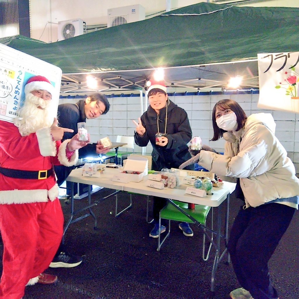 untenmenkyokun's tweet photo. TANASHIマスマーケット
Studio.mofeさんのアロマキャンドルや、フラワープレゼント、くじなど、楽しいコーナーもいっぱい☺️
クリスマスムード満天😉
イベントは、25日まで開催中です！田無駅南口前🤣ぜひ！
武蔵境自動車教習所は、24日はお休み😌です。
#MURP
#武蔵境自動車教習所
#東京車人 https://t.co/8xI3LR6tBa