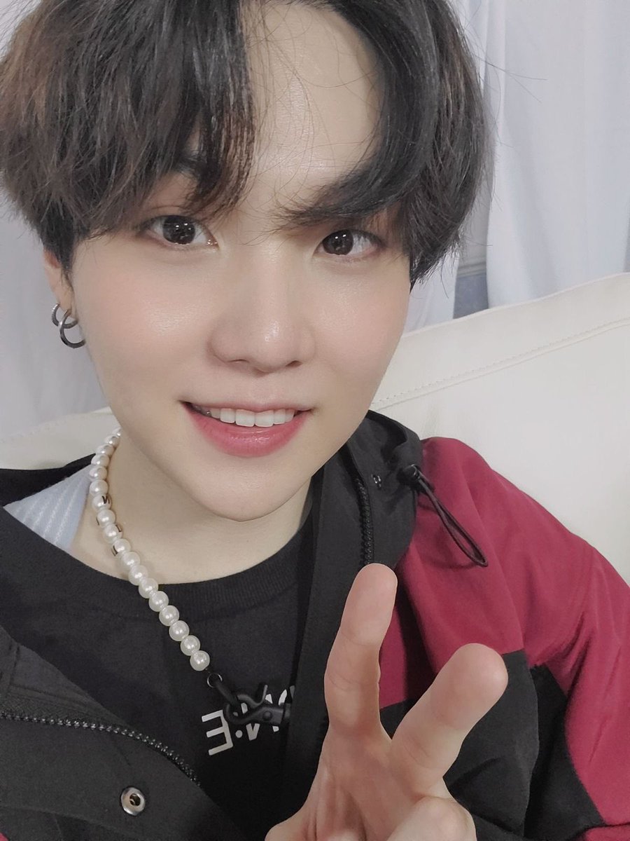 “kadınlara kendini değerli hissettiren centilmen erkek” yarışmasına katıldın ama rakibin Min Yoongi - a thread;