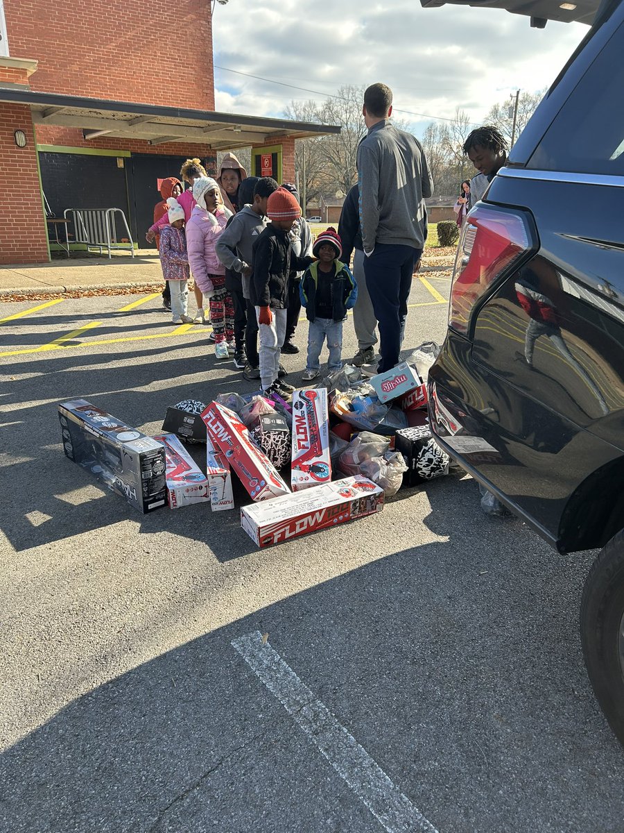 eXposureBB's tweet photo. Another great year at Emma Wheeler Housing Project handing out gifts to the kids! Special thank you to eXposure families for helping in this cause! #ChattTown https://t.co/VQEVDOvN05