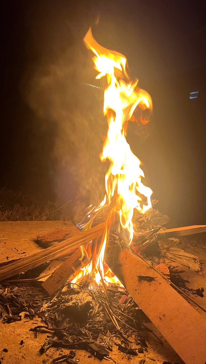 im_zshan's tweet image. Fueling the soul with warmth and flickering flames 🔥 

#BonfireVibes #NatureTherapy