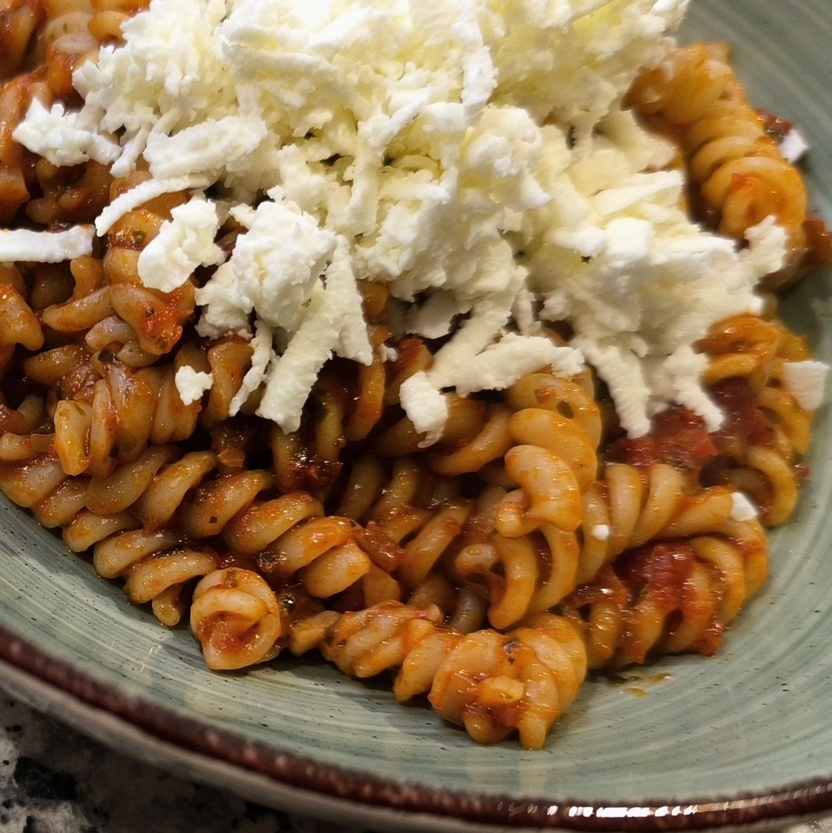 MikeKocht's tweet image. Da schon ein wenig für morgen vorbereitet wird heute "nur" ein #Pasta Gericht.
#Oregano und eine Prise #Zimt verleihen der Tomatensoße einen Hauch von #Griechenland
Als Käse passt geriebener #Feta wohl prima dazu.
Blitzschnell, einfach und günstig

mikekocht.at/2024/12/23/pas…