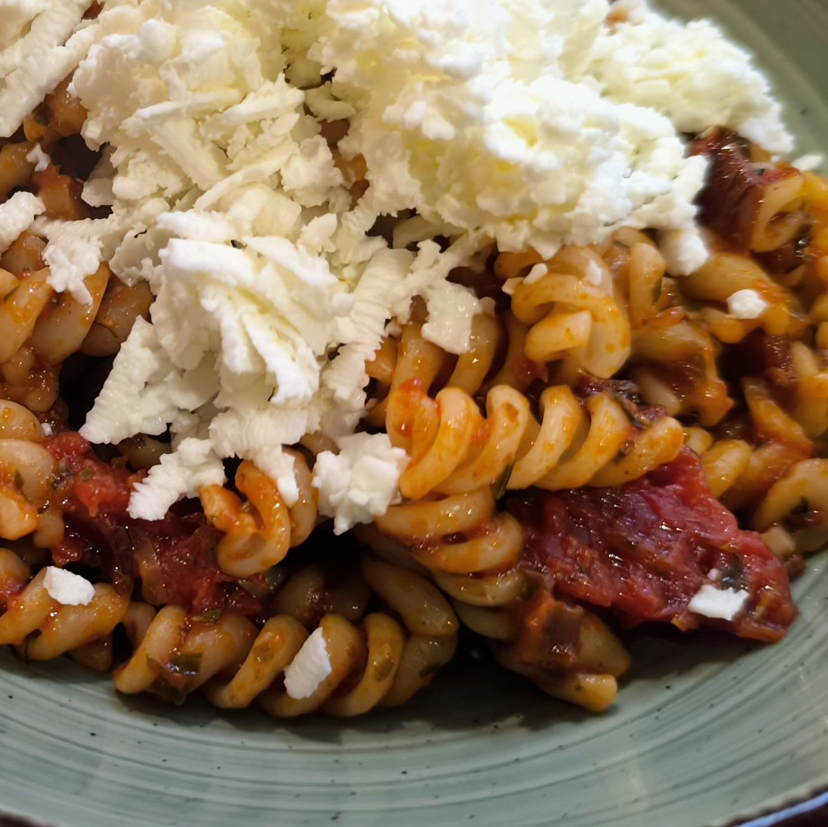 MikeKocht's tweet image. Da schon ein wenig für morgen vorbereitet wird heute "nur" ein #Pasta Gericht.
#Oregano und eine Prise #Zimt verleihen der Tomatensoße einen Hauch von #Griechenland
Als Käse passt geriebener #Feta wohl prima dazu.
Blitzschnell, einfach und günstig

mikekocht.at/2024/12/23/pas…