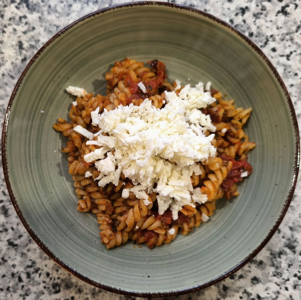 MikeKocht's tweet image. Da schon ein wenig für morgen vorbereitet wird heute "nur" ein #Pasta Gericht.
#Oregano und eine Prise #Zimt verleihen der Tomatensoße einen Hauch von #Griechenland
Als Käse passt geriebener #Feta wohl prima dazu.
Blitzschnell, einfach und günstig

mikekocht.at/2024/12/23/pas…