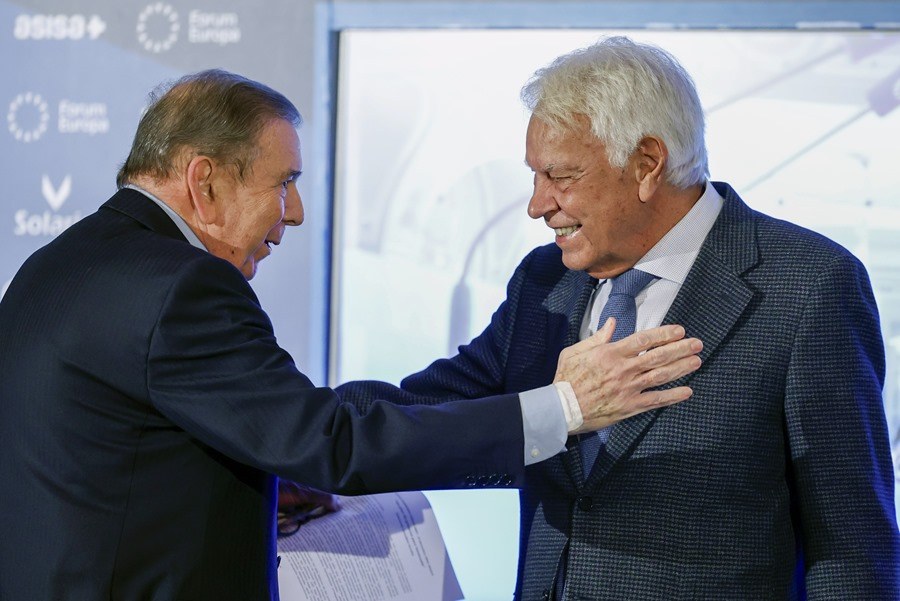 EliTrotta's tweet photo. Escuchando a Felipe González proponer acompañar a @EdmundoGU a entrar a Venezuela, recordé un episodio histórico que conecta ambas figuras. En los años setenta, cuando el hoy presidente electo era un joven diplomático, jugó un papel clave en el regreso de González a España, en una gestión coordinada por Carlos Andrés Pérez. Ese momento marcó un hito en la transición española hacia la democracia. Quizás sea una paradoja extraordinaria que hoy los roles se inviertan, y Felipe González busque respaldar a Edmundo en su lucha por el retorno de la democracia a Venezuela.