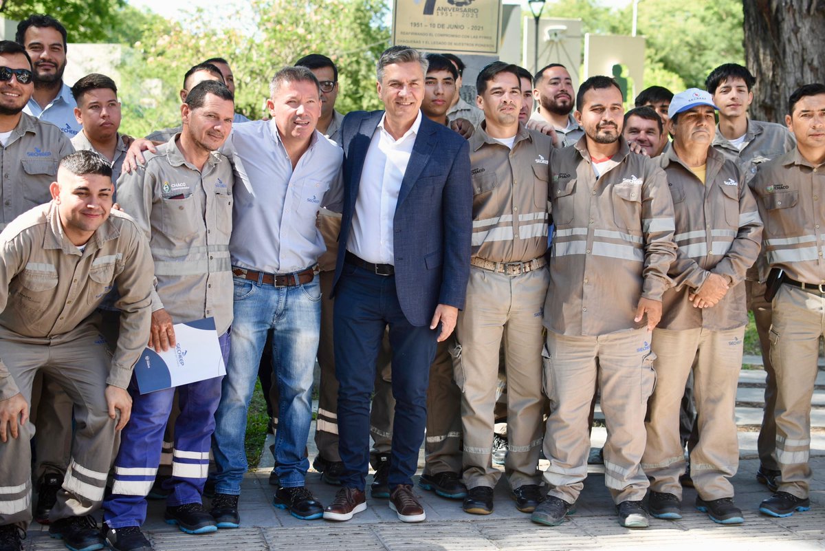Secheep_Oficial's tweet photo. ⚡️El gobernador @LeandroZdero entregó 11 camionetas 4×4 destinadas a reforzar la prestación del servicio de #Secheep. 🛻
⚡️Además, junto a las autoridades de la empresa, inició la entrega de ropa de trabajo para todo el personal.
Más Info, acá👉: https://t.co/k9L0nN74JC https://t.co/NB5rfIe1SG