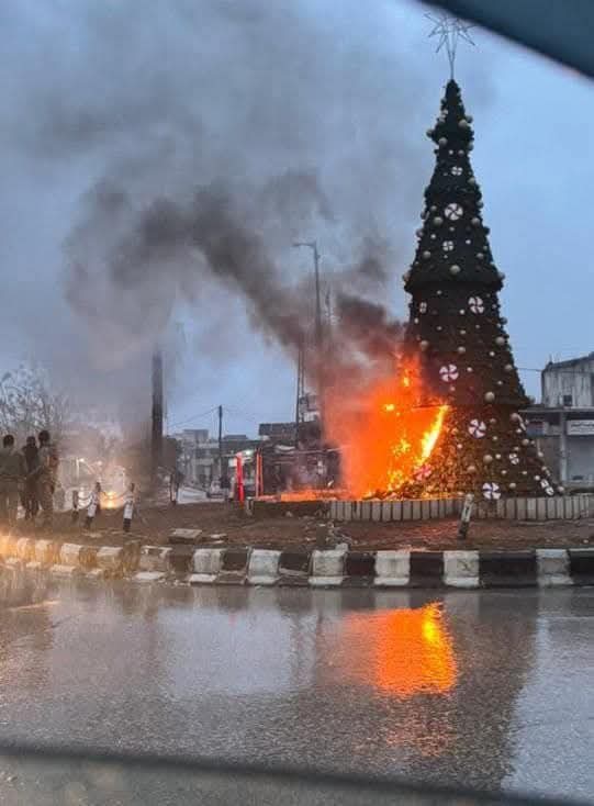 #Suriye'nin #Hama kırsalındaki sıkılbiye şehrinde silahlılar yılbaşı ağacını yaktılar