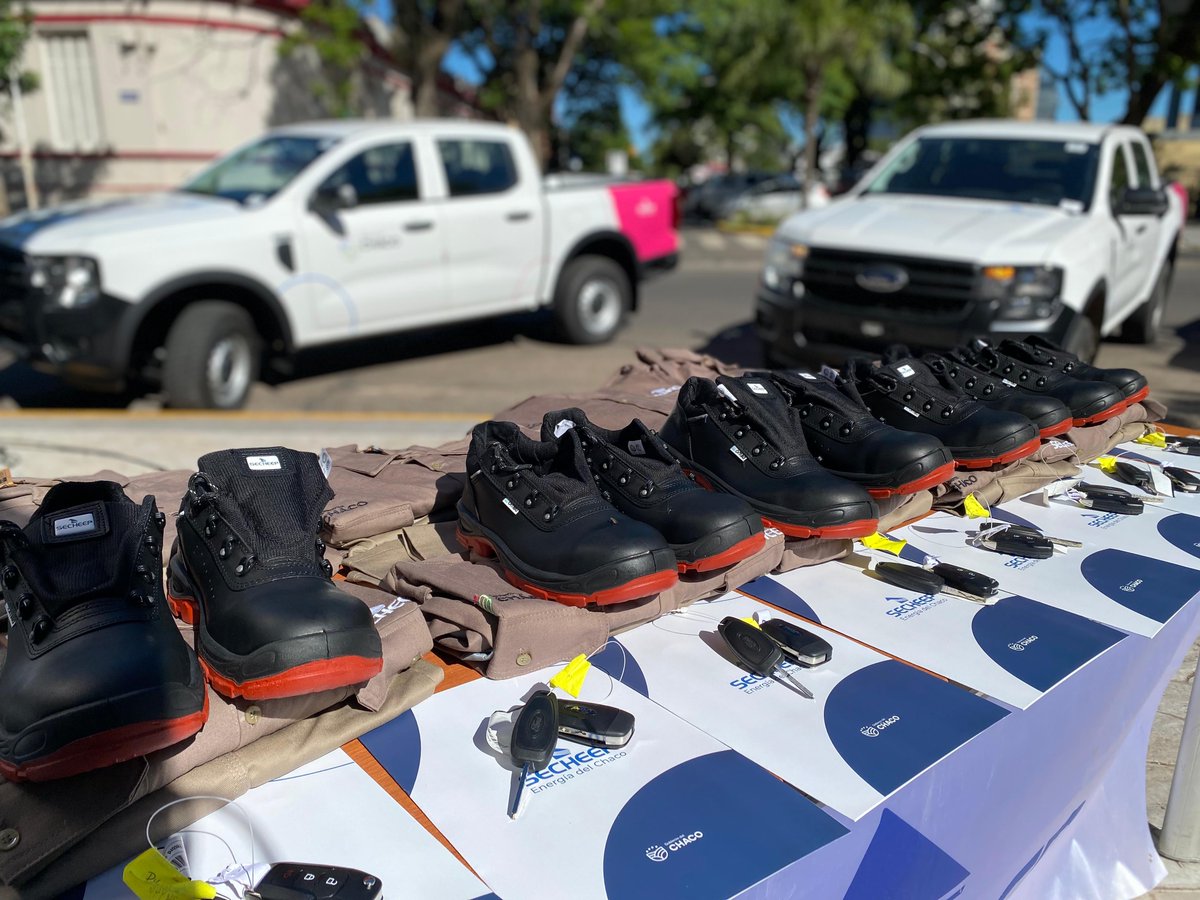 ⚡️El gobernador <a href="/LeandroZdero/">Leandro Zdero</a> entregó 11 camionetas 4×4 destinadas a reforzar la prestación del servicio de #Secheep. 🛻
⚡️Además, junto a las autoridades de la empresa, inició la entrega de ropa de trabajo para todo el personal.
Más Info, acá👉: secheep.gob.ar/?p=8064