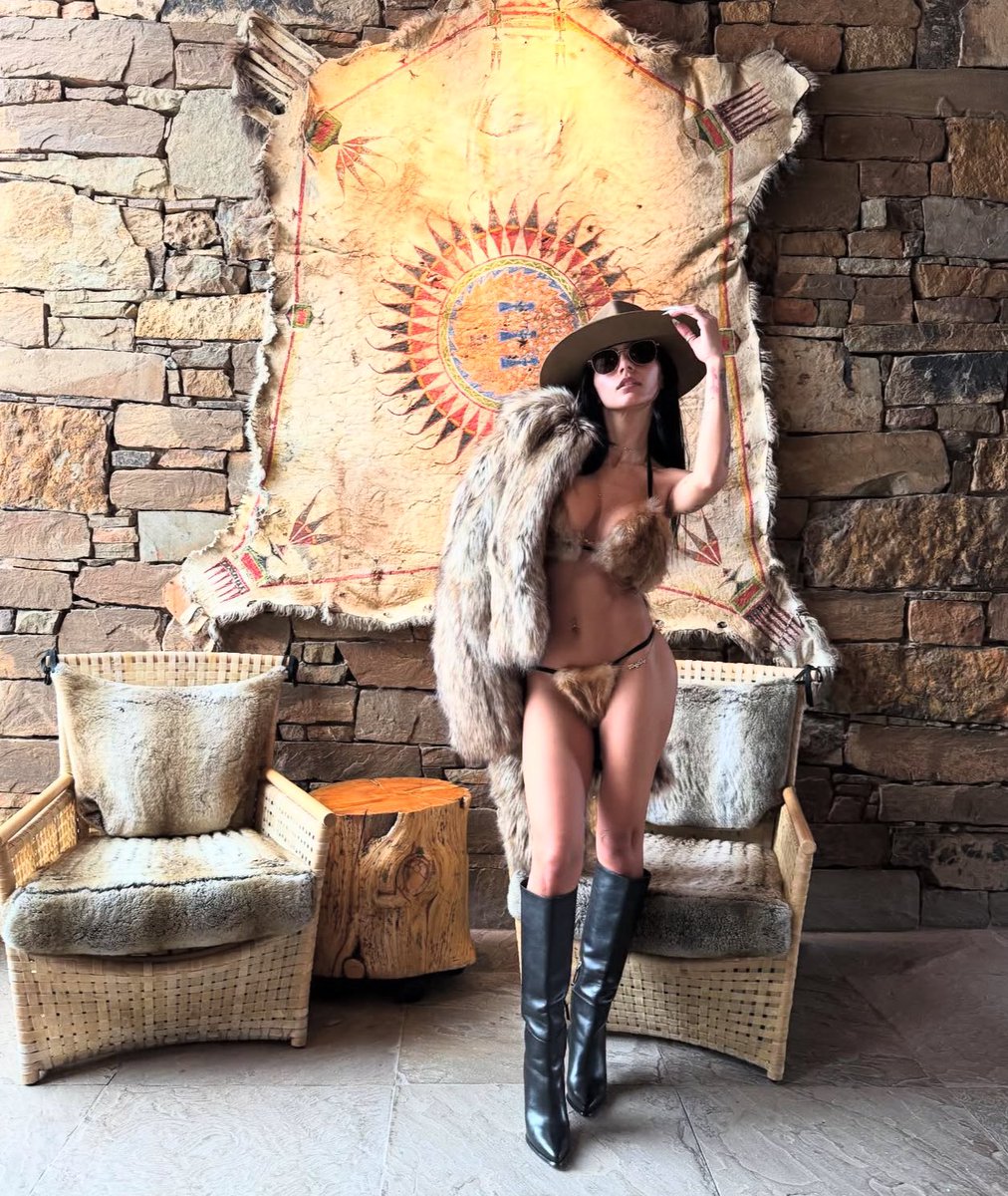 𝑴𝑶𝑵𝑰𝑪𝑨. tweet media