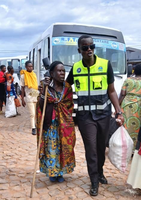 RyvcpG's tweet photo. Uyu munsi urubyiruko rw'Abakorerabushake mu @GatengaSector barigufasha abaturage muri Gare ya Nyanza aho bagana mu ntara zitandukanye mu minsi mikuru kubufatanye @CityofKigali na @Rwandapolice kugirango umuturage ajyereyo Amahoro urugendo rwe rudahungabanye

#FestiveSeason https://t.co/nJJXhDtqB6