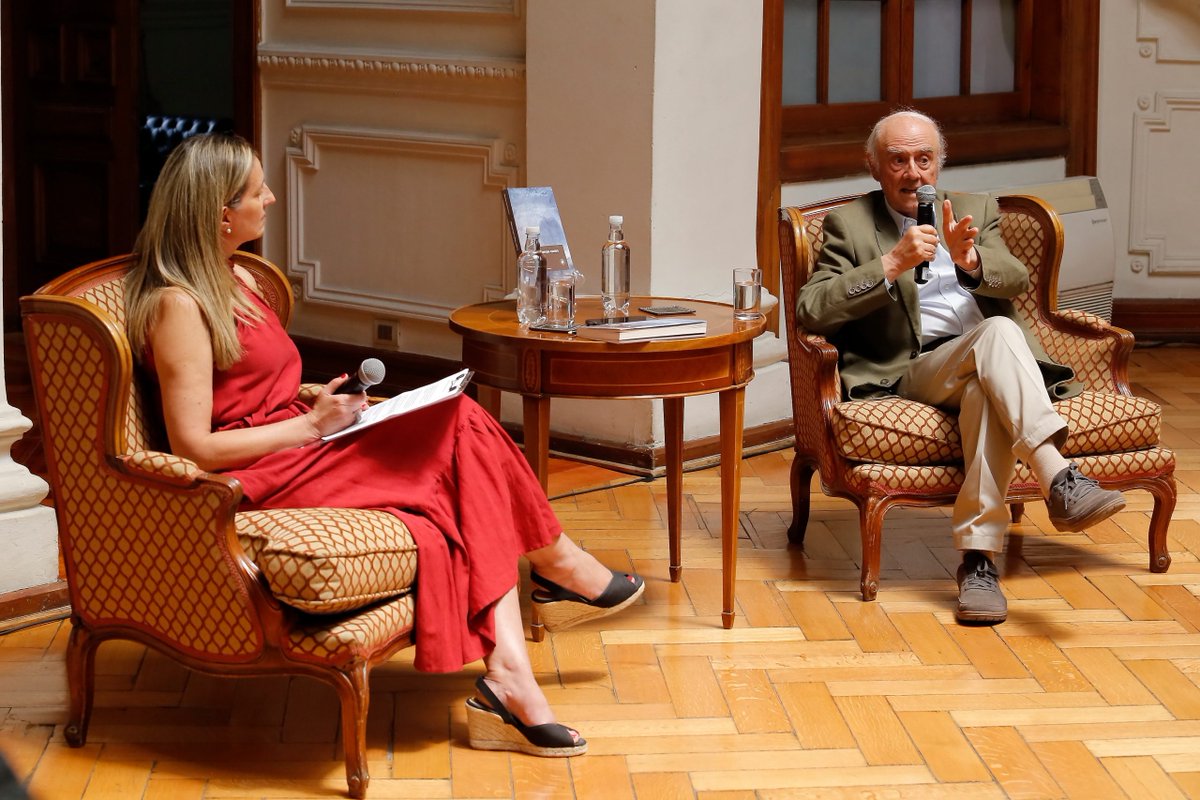 udp_cl's tweet photo. Así fue el diálogo de Paula Escobar, directora de #MujeresyMediosUDP, con Agustín Squella, Profesor Emérito UDP y Premio Nacional de Humanidades y Ciencias Sociales, sobre "La vejez. Tiempo contra el tiempo", publicado por #EdicionesUDP📚💬

Conoce más  https://t.co/wQv0K2KT6b 📲 https://t.co/5SGS9dXkY2