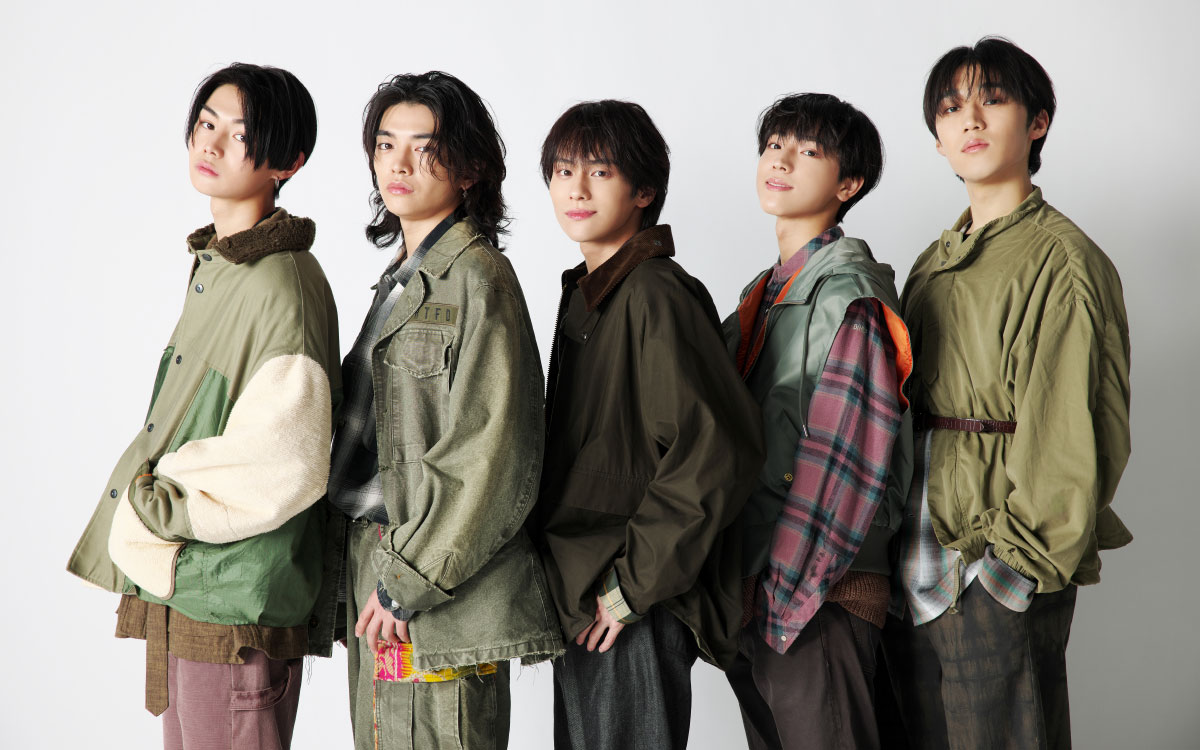 oggi_jp's tweet photo. STARRYのみなさん、メリークリスマス🎅
【WILD BLUEミニ連載Vol.9】を更新です！メンバーのバッグの中には何が入っている？というわけで、気になる私物を見せてもらいました👜

▶︎▶︎▶︎https://t.co/raX8CG6YsE

「バッグの中、何が入っているかな〜」と言いながらみなさん、バッグをゴソゴソ…。ひとつひとつ丁寧に中身を教えてくださいました。

@WILDBLUE_YKME

#WILDBLUE #山下幸輝 #COKI #宮武颯 #HAYATE #鈴川直弥 #NAOYA #池田優斗 #YUTO #鈴陽向 #HINATA