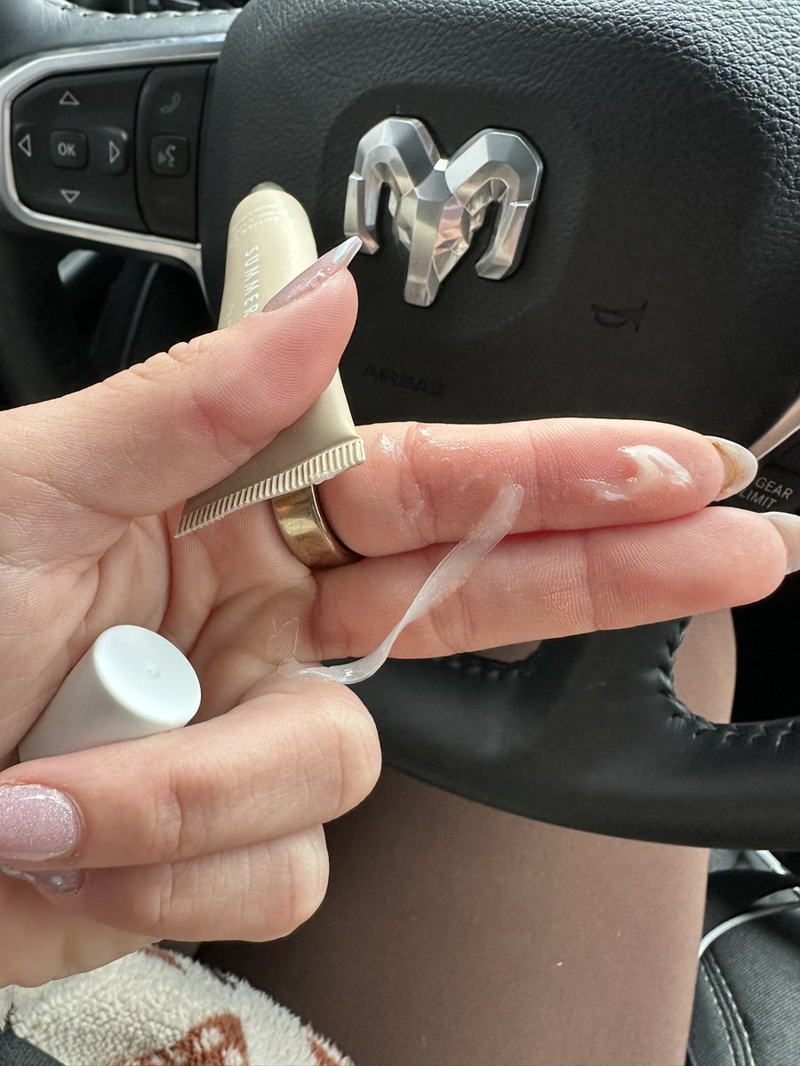 thatone_hotmess's tweet photo. Not my summers Fridays lip gloss busting out the back…. https://t.co/7VykWsq6Lr