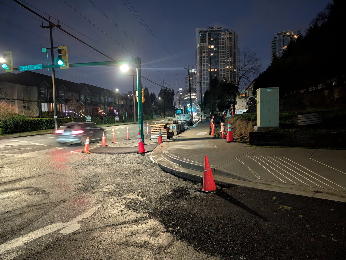 stephenbraverm1's tweet photo. New sidewalks on the eastside of Kingsway. South #Burnaby.
Much work around here in recent months.
Low rise condominium construction. Sewer upgrades. #MondayMorning #Housing #CoreServices https://t.co/7atNszMCOc