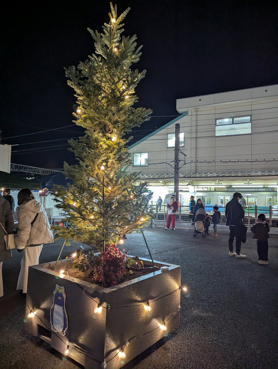 asaginosakura's tweet photo. TANASHIマスマーケット１日目、無事に終了しました！！
沢山のご来場、お買い上げ誠にありがとうございます😊
イルミネーションもすっごい頑張って設置してくださいまして、MURPさんすっごい✨皆様是非ご来場下さい！
25日には戦'Sのクリスマスアクションショーもありますよ！
#MURP
#さくら扇子
#戦S https://t.co/bAmc6Emq2V