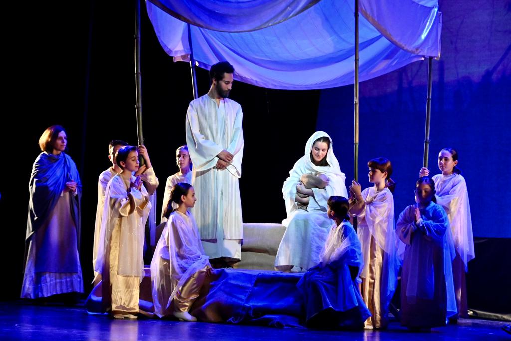 cultpopular_cat's tweet photo. Els #Pastorets són una obra teatral que amb to d'humor expliquen el naixement de Jesús combinant-lo amb la lluita entre el Bé i el Mal, personificats per àngels i dimonis, juntament amb les aventures dels pastors que el volen anar a rebre. 👇
@pastoretscat
#CulturaPopular https://t.co/dZXCoA5H2h