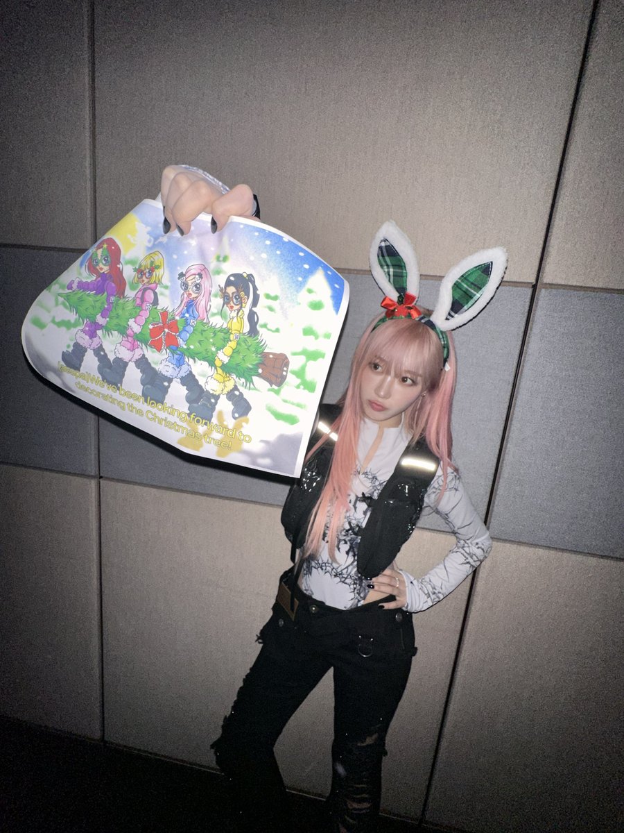 aespa_official's tweet photo. We’ve been looking forward to decorating the Christmas tree! 🌲

#aespa #æspa #에스파
#ONE_PRODUCTION 
#Christmas https://t.co/oXVJ9bDblg