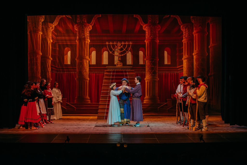 cultpopular_cat's tweet photo. Els #Pastorets són una obra teatral que amb to d'humor expliquen el naixement de Jesús combinant-lo amb la lluita entre el Bé i el Mal, personificats per àngels i dimonis, juntament amb les aventures dels pastors que el volen anar a rebre. 👇
@pastoretscat
#CulturaPopular https://t.co/dZXCoA5H2h