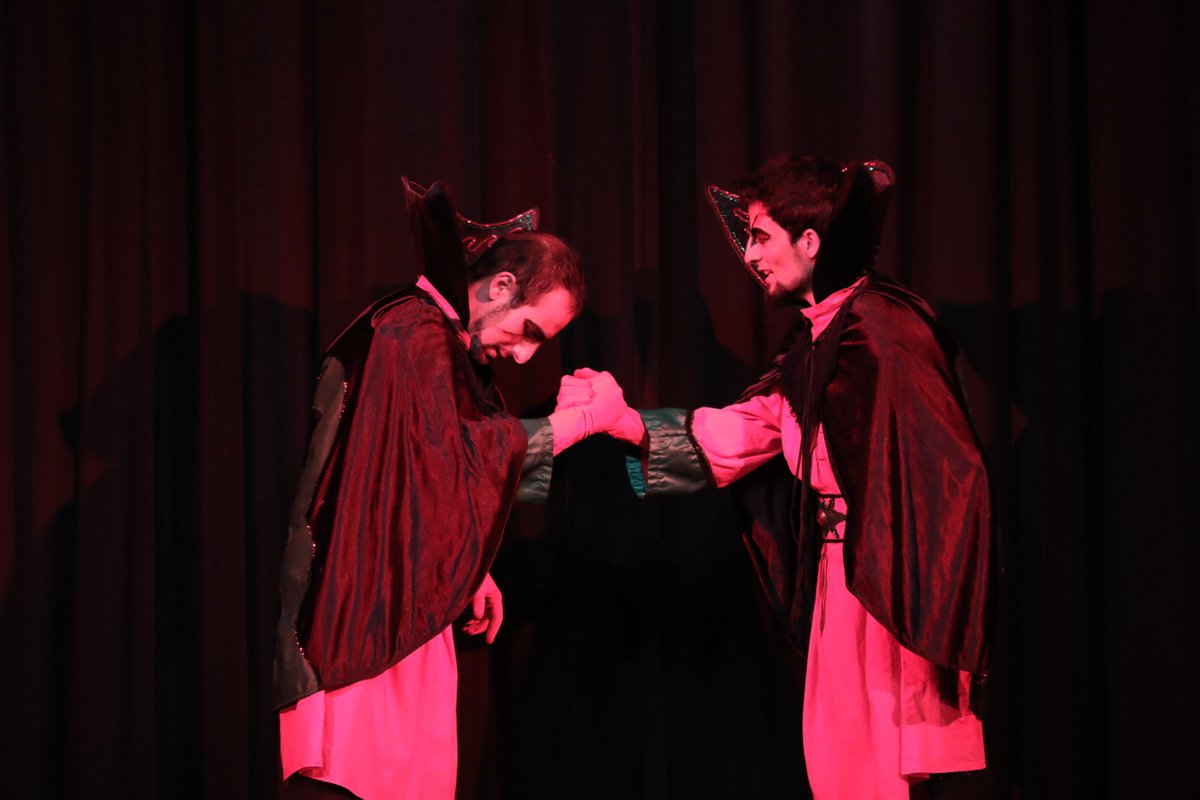 Els #Pastorets són una obra teatral que amb to d'humor expliquen el naixement de Jesús combinant-lo amb la lluita entre el Bé i el Mal, personificats per àngels i dimonis, juntament amb les aventures dels pastors que el volen anar a rebre. 👇
<a href="/pastoretscat/">Coordinadora de Pastorets de Catalunya</a>
#CulturaPopular