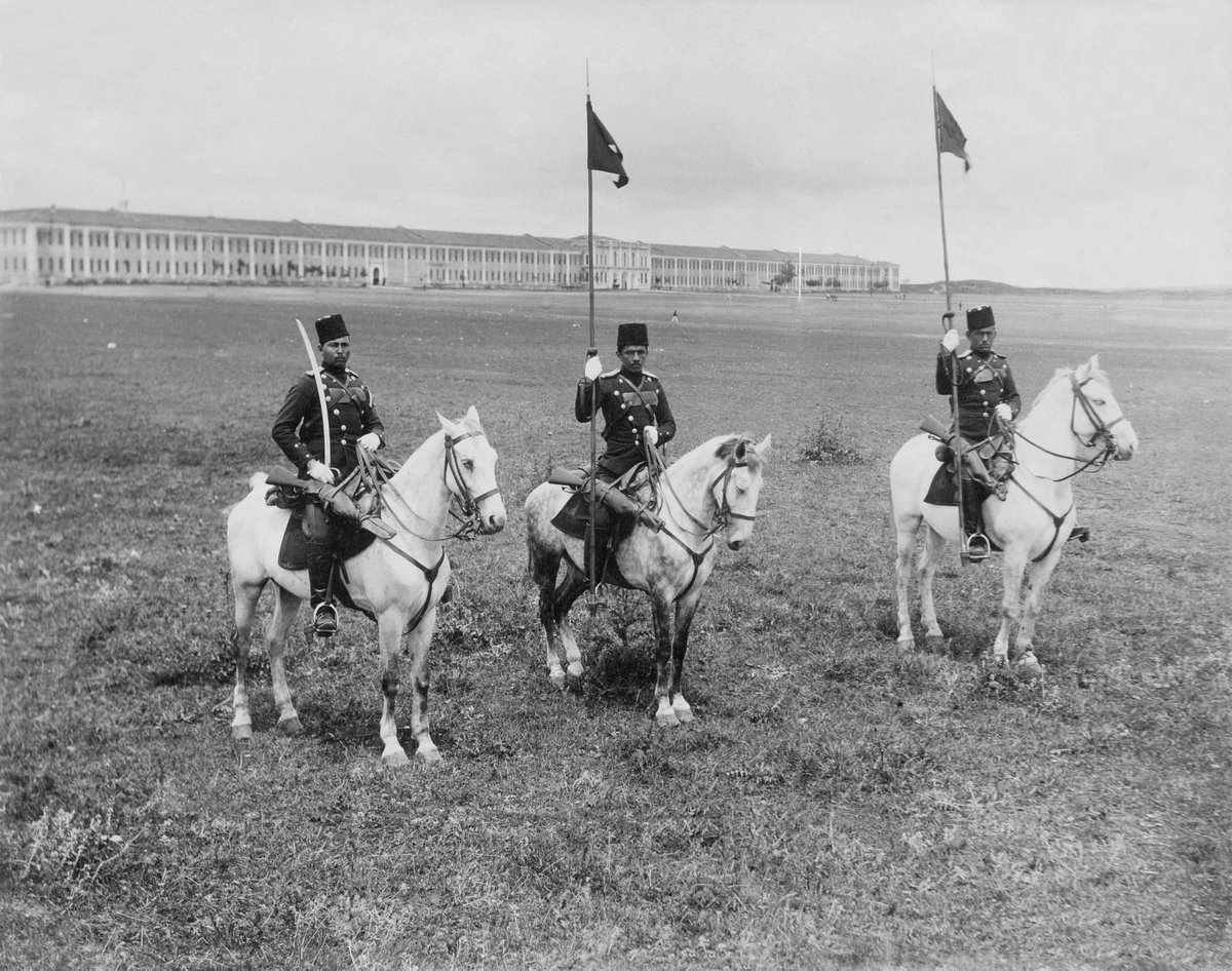 Söğüt Kasabası'ndan Karakeçili Yörükleri arasından seçilen Ertuğrul Alayı'na mensup üç muhafız zâbit (subay) Davutpaşa Kışlası önünde, 1903