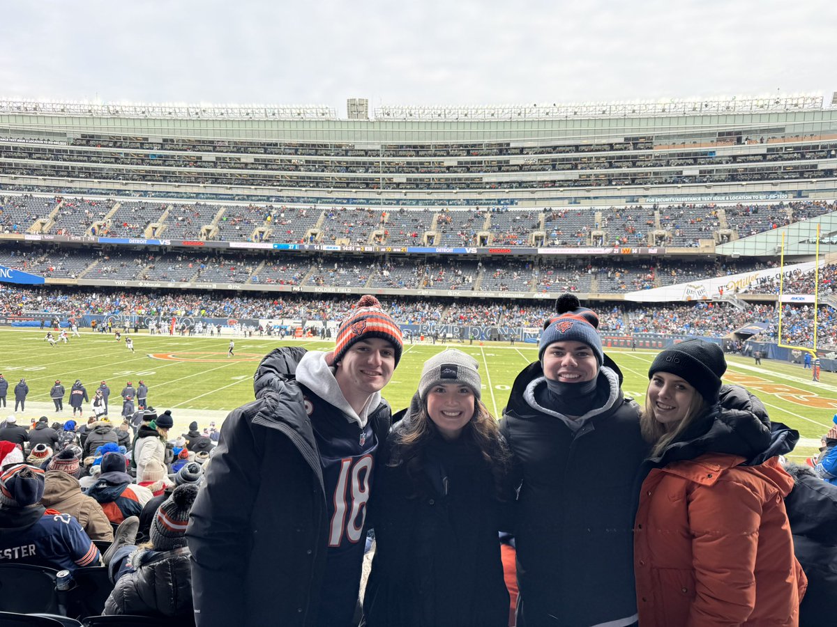 mik3olson's tweet photo. Great weekend in Chicago! Helicopter ride, bears game, and seeing the most beautiful city during Christmas. https://t.co/mbGbwk36X6