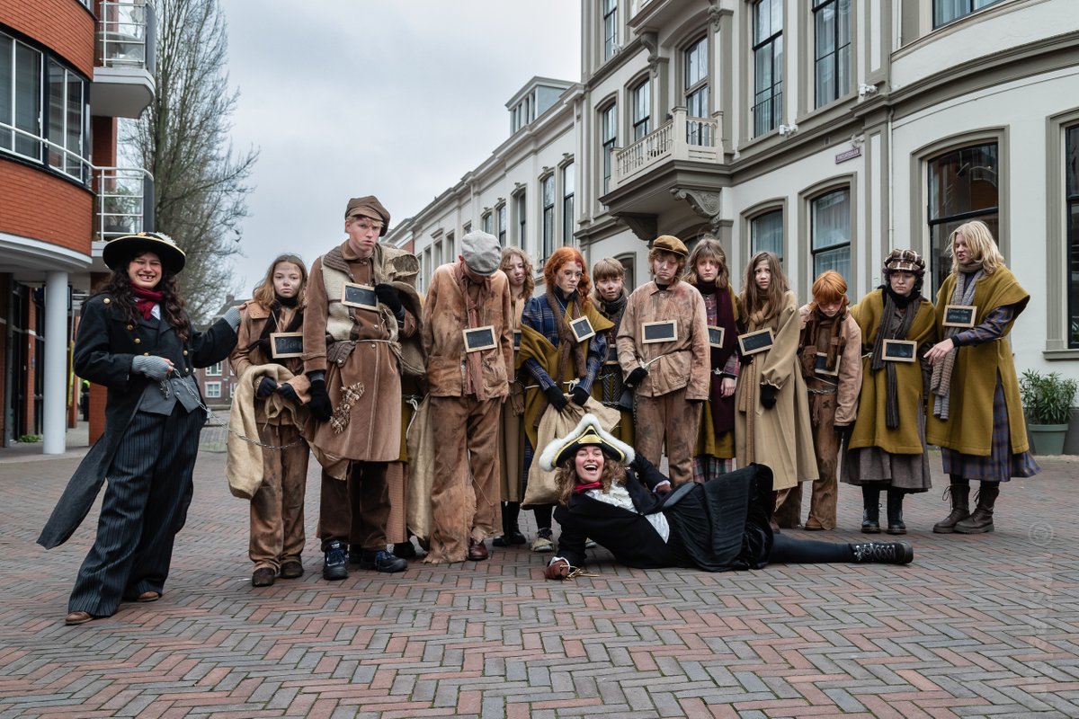 vosbeeld's tweet photo. Kijk mee terug naar het sfeervolle 32e Dickens Festijn 2024 in Deventer in deze fotoreportage: https://t.co/EVWRgBb1DF
@DickensFestijn @DickensMuseum #CharlesDickens #dickens @DeventerGem @ProvOverijssel #event #Throwback #Deventer #bergkwartier https://t.co/k81RoKLsg6
