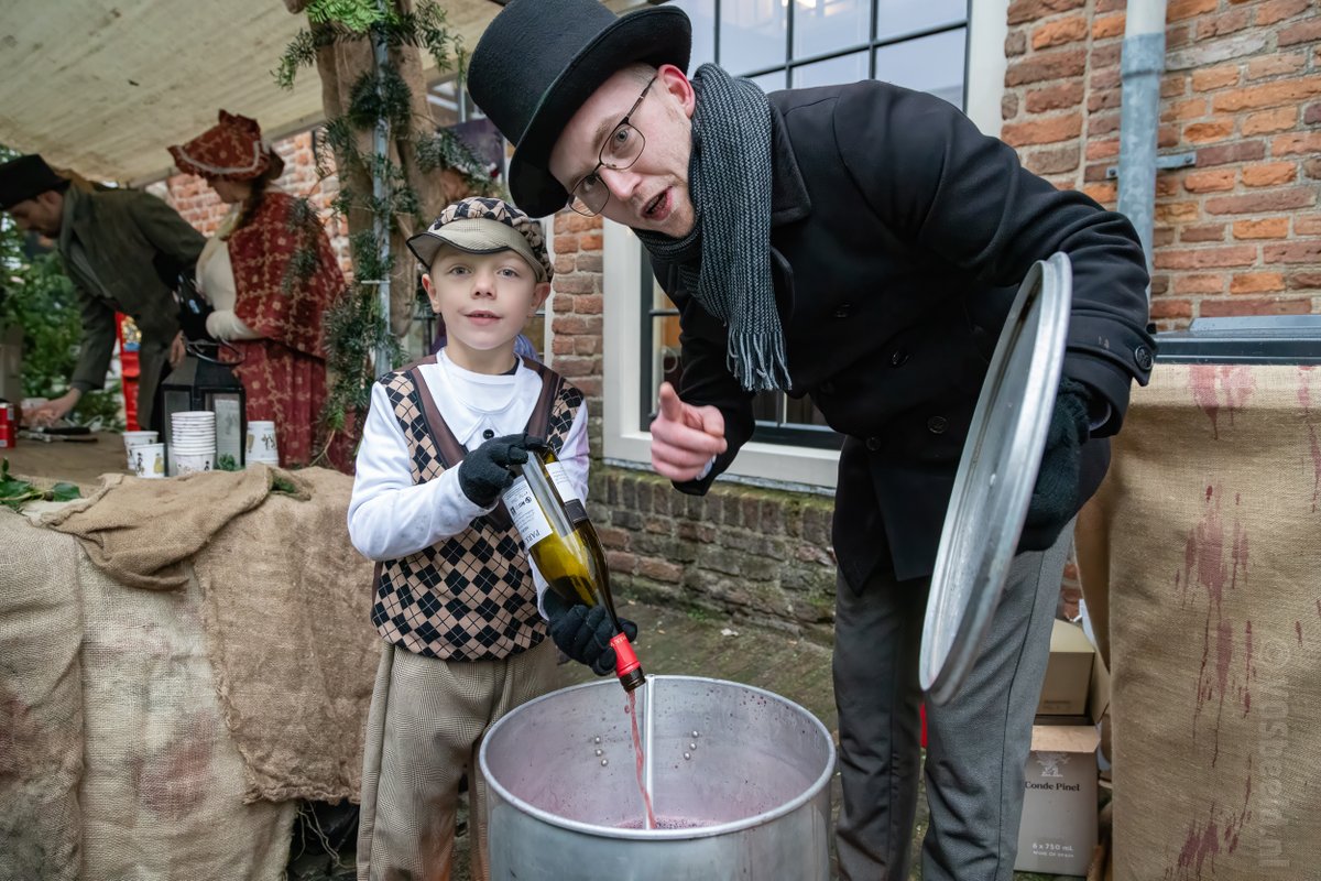 vosbeeld's tweet photo. Kijk mee terug naar het sfeervolle 32e Dickens Festijn 2024 in Deventer in deze fotoreportage: https://t.co/EVWRgBb1DF
@DickensFestijn @DickensMuseum #CharlesDickens #dickens @DeventerGem @ProvOverijssel #event #Throwback #Deventer #bergkwartier https://t.co/k81RoKLsg6