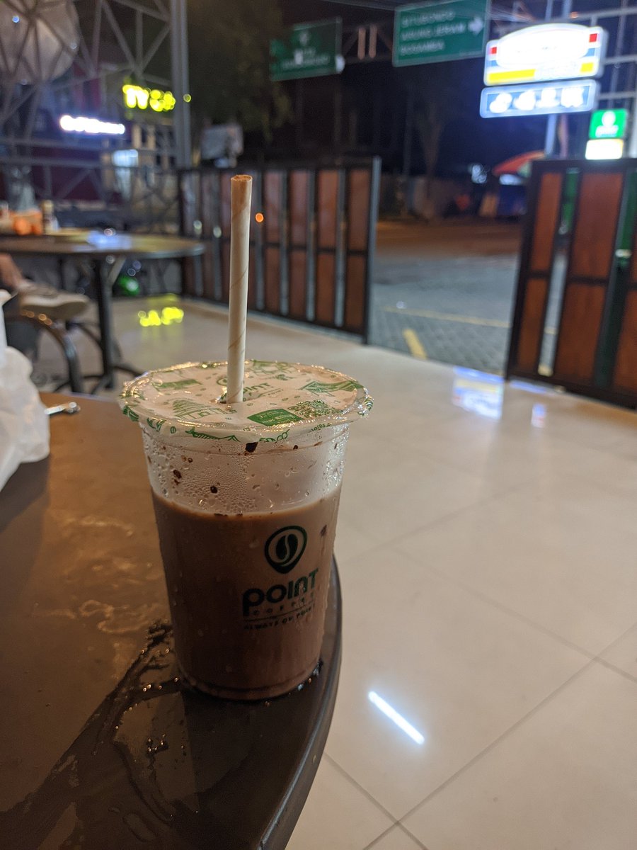 4lexssss's tweet photo. Kursi Indomaret+coffe=waktunya merenung https://t.co/5dpiEJPxEk