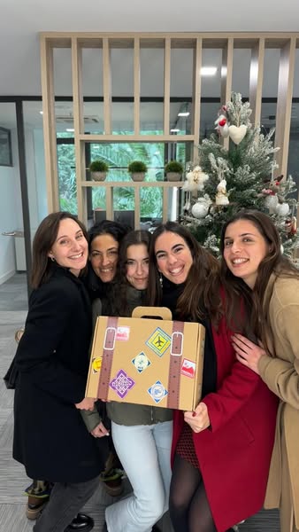 flandecocolab's tweet photo. Penúltima llamada par subir a bordo de una Navidad cargada de regalos de/para tod@s l@s que de una manera u otra nos habéis acompañado durante este 2024. ¡Así da gusto desear unas muy 𝗳𝗲𝗹𝗶𝗰𝗲𝘀 𝗳𝗶𝗲𝘀𝘁𝗮𝘀! https://t.co/ietZ3ZKxO4