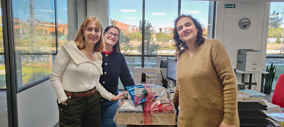 flandecocolab's tweet photo. Penúltima llamada par subir a bordo de una Navidad cargada de regalos de/para tod@s l@s que de una manera u otra nos habéis acompañado durante este 2024. ¡Así da gusto desear unas muy 𝗳𝗲𝗹𝗶𝗰𝗲𝘀 𝗳𝗶𝗲𝘀𝘁𝗮𝘀! https://t.co/ietZ3ZKxO4