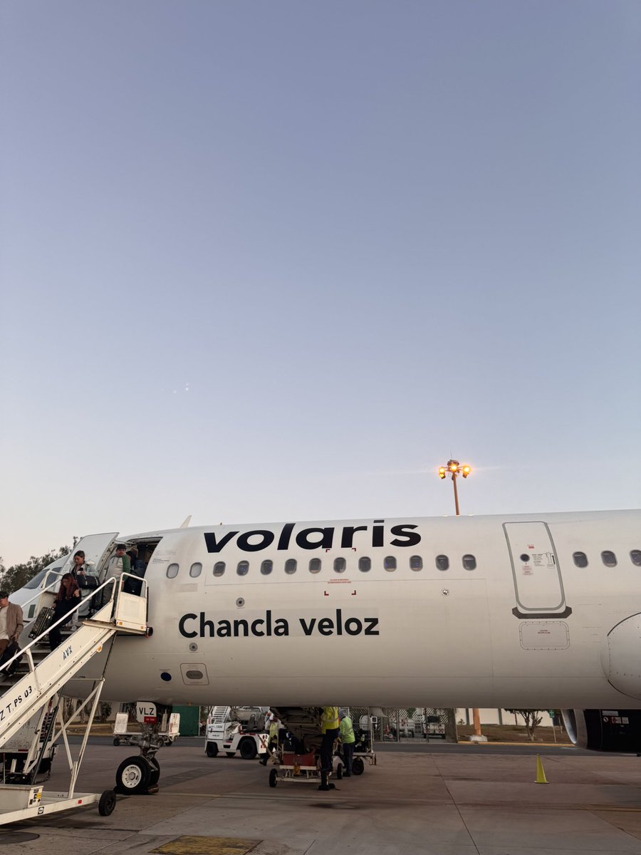 Imagínense donde hubiera ocurrido una desgracia y los medios reportaran que fallecí en un accidente en una aeronave
identificada como "Chancla Veloz".

Me vuelvo a morir de la vergüenza.
