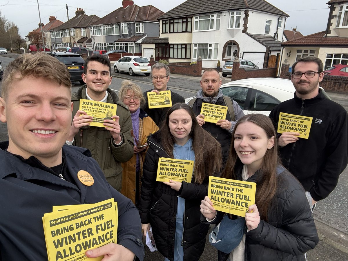 CarlCashman's tweet image. A lovely response from our Christmas Eve Eve door knocking 💛🎄🎅🏼