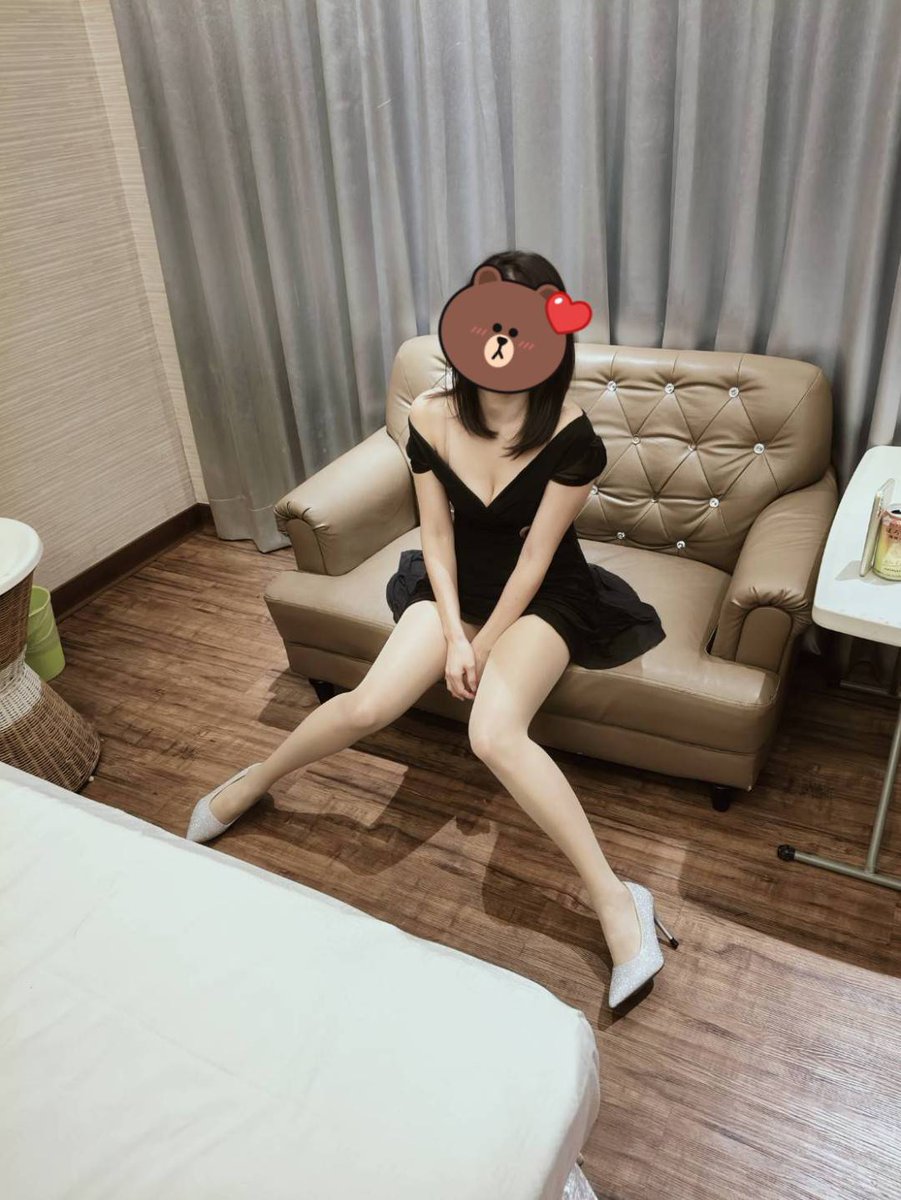 LittleCindy66's tweet photo. 最近認識一個弟弟蠻有眼緣，相處起來也不錯
穿這樣跟他去吃飯算福利嗎?
一直希望我把外套脫掉😝 https://t.co/qQsZMKtVll
