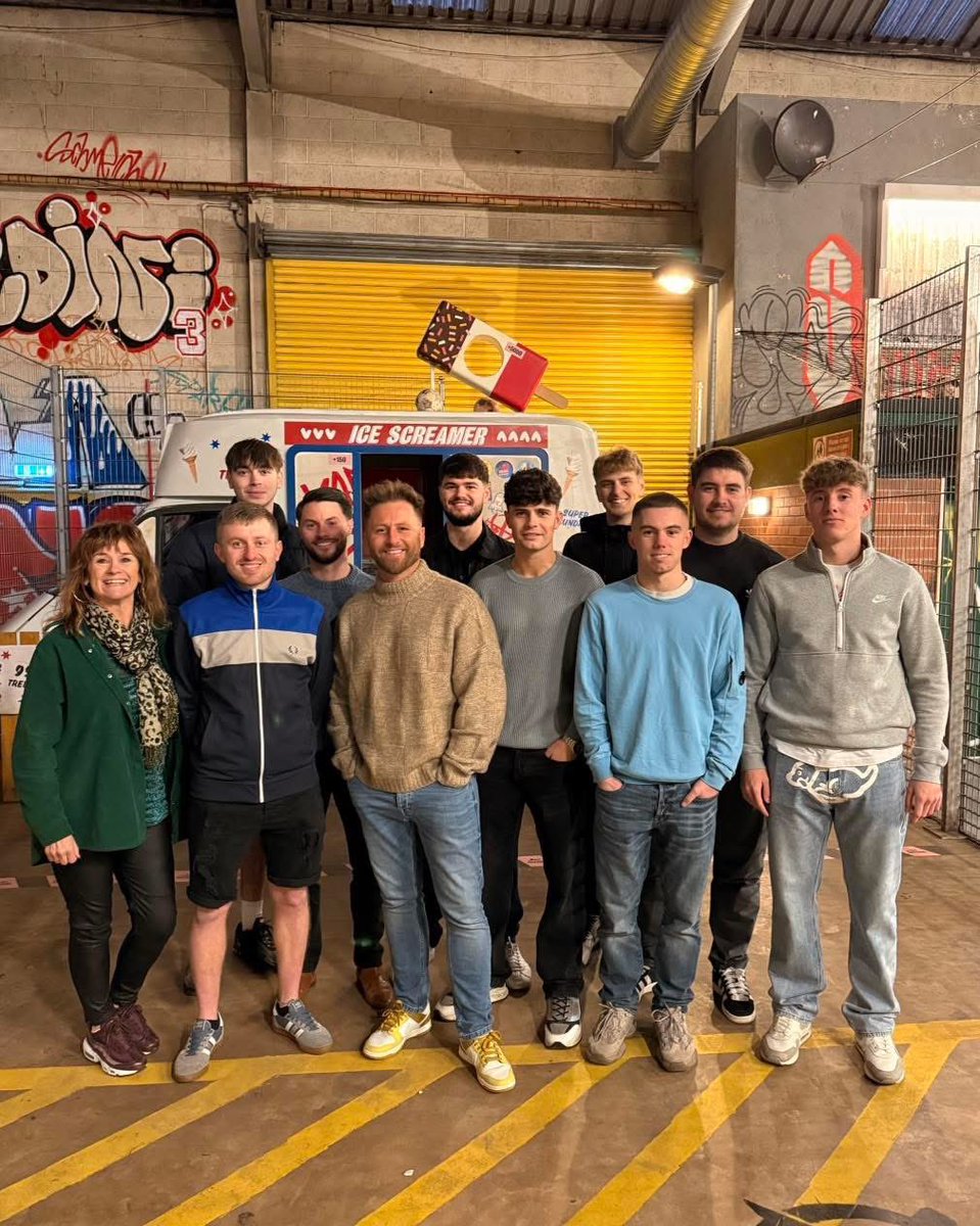 What does a Kixx coaching team do for a Christmas party? 😬🎅

Play football of course at Yard Ball 😁⚽️

Great evening out with the Kixx Mansfield, Nottingham and Rotherham teams.

2 more sleeps 🎁🎄

#Christmas #Kixx #TeamOrange