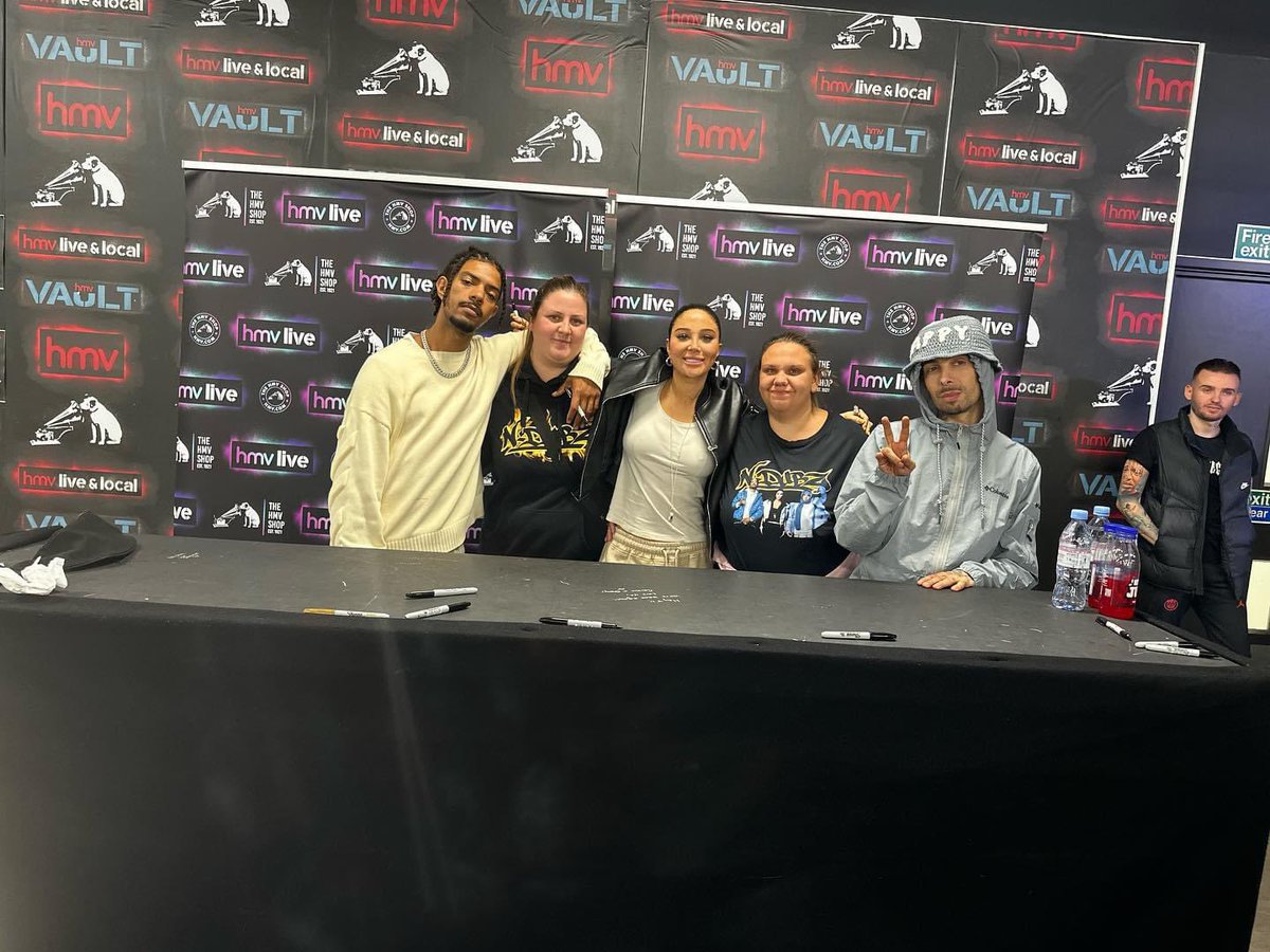 tlou183393's tweet photo. This was the best afternoon. Certainly worth the 5 hour wait @TheDappy @officialtulisa @ImRichardRawson @ndubz @ChloeTamilio https://t.co/F4PYEJQq3s