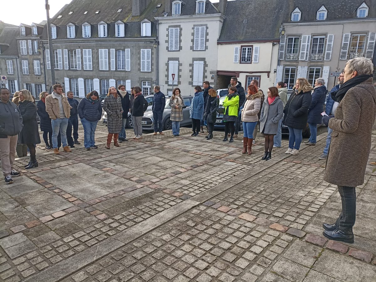 Rassemblés ce matin à 11h sur le parvis de la barre ducale à #Mayenne pour exprimer notre solidarité avec nos compatriotes de #Mayotte. #DeuilNational  <a href="/Fournie50153857/">Fournier</a>