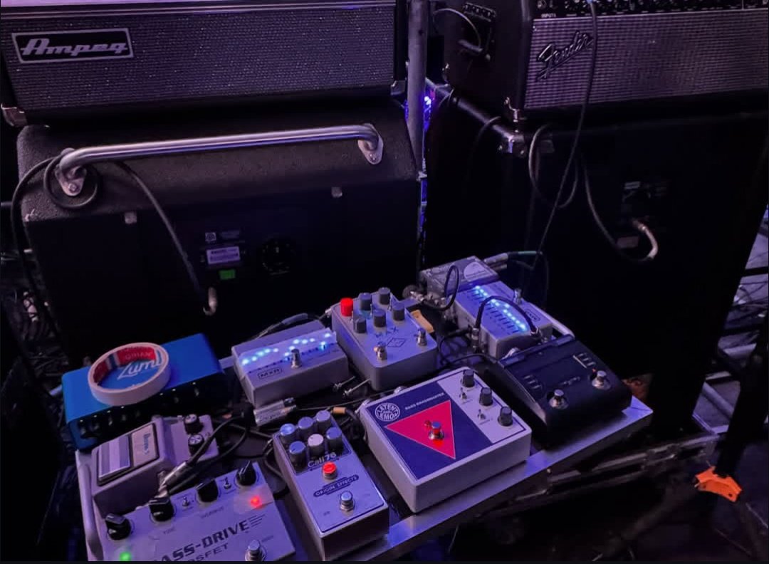 Sebagai MYDAY dan juga Bassplayer, banyak hal yang bikin saya excited saat The Present 2024 berlangsung.

Selain Bass barunya, izinkan saya berbagi informasi seputar equipments yang Young K gunakan saat konser kemarin.

A Thread

Cr Pict : Youngkbomb &amp; Cha il Hun