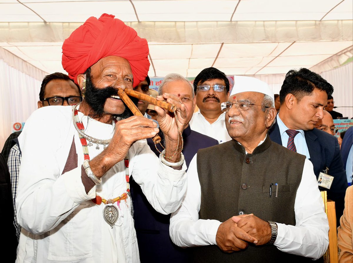 राजस्थान के माननीय राज्यपाल हरिभाऊ बागड़े जी से मुलाकात हुई, नाक से अलगोजा बजाने की कला पर उनका सम्मान और उत्साहवर्धन प्राप्त हुआ।
<a href="/RajBhavanJaipur/">Raj Bhavan Rajasthan</a> <a href="/BagadeHaribhau/">Haribhau Bagade</a>