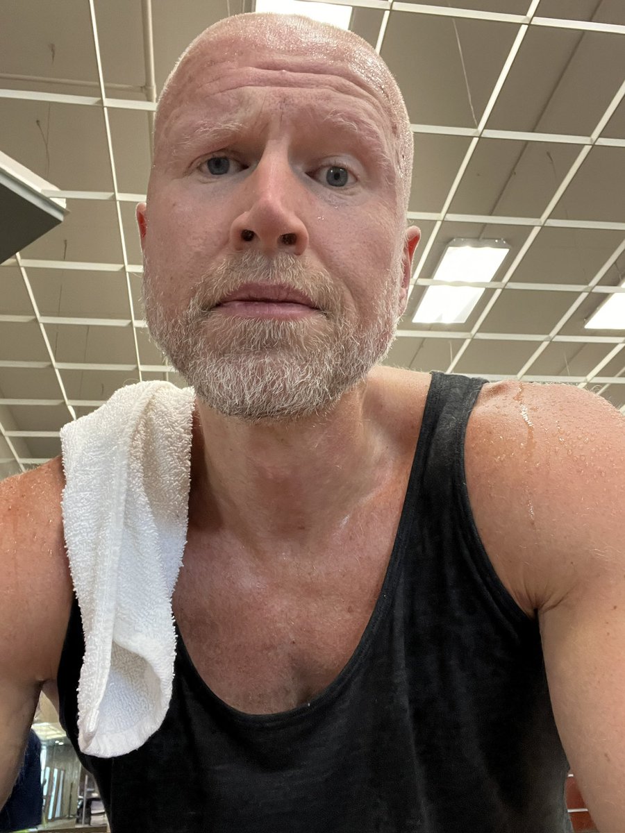 anymanfitness's tweet photo. Workout smashed

Your diet won’t be perfect this week

DO NOT TAKE THE WEEK OFF OF TRAINING WHEN YOUR DIET IS IFFY

Put the extra cals to good use

Smash the iron

Get your cardio in

And TURN THE PAGE on Thursday and get back into a healthy routine

I’ll be here tomorrow and sneak one more in before the big day

WHO IS WITH ME?