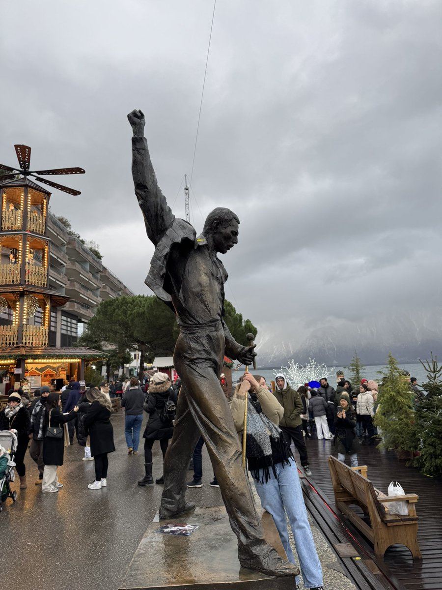 WHO WANTS TO LIVE FOREVER? 

Don’t we all? Well, some of us do – as you due twice: once when your heart stops beating; and then again when the last person remembers your name.

Let us never forget Freddie Mercury and his name – thus ensuring his immortality. 
#queen