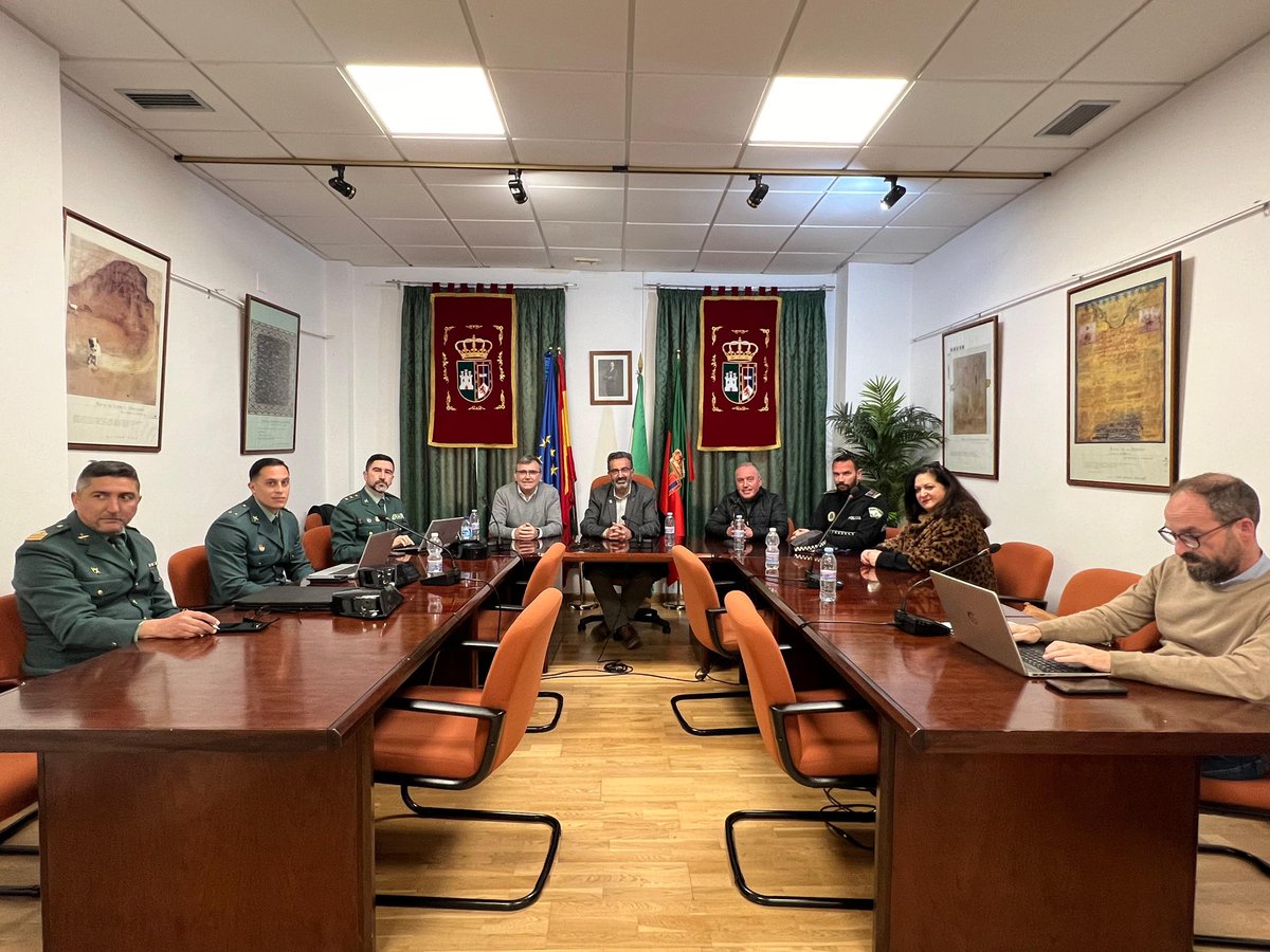 El subdelegado del Gobierno en Granada, <a href="/montimar66/">José Antonio Montilla</a>, copreside la Junta Local de Seguridad del <a href="/Ayto_de_salar/">Ayuntamiento de Salar</a>, con el fin de analizar la situación y coordinar acciones de seguridad en el municipio.