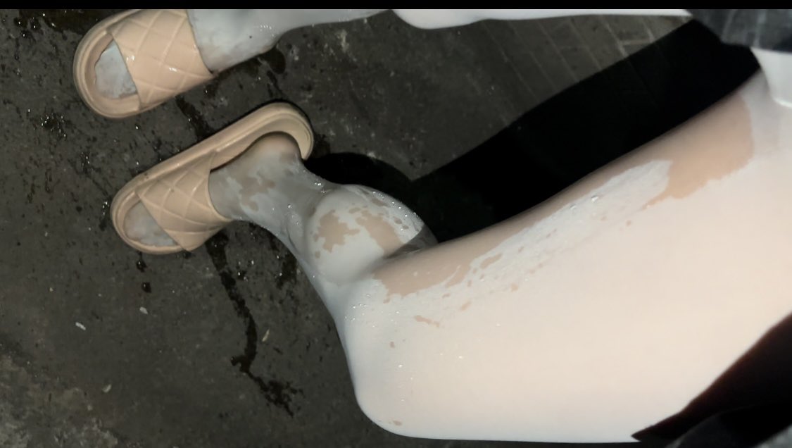 小芊第九话街头边走边尿 #尿裤子 #憋尿   #失禁