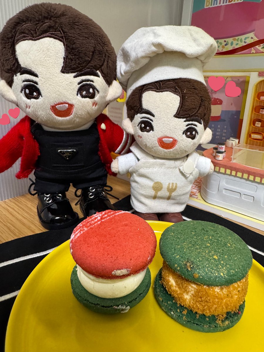 chocolate21w's tweet photo. 背徳の夜中のおやつタイム…ぬいちゃんが食べようよ❣️って言うからしょうがない🤭
家族が寝たので✨souriのマカロン✨こっそりいただきます🥰
#SOURI #souribkk
#今日のおやつ #windoll
#タイ沼ぬい部 https://t.co/KP8IEQ7CqZ