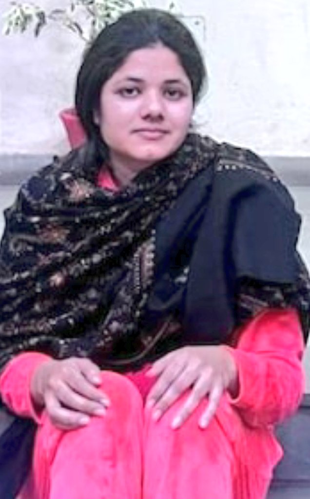 DeepikaBhardwaj's tweet photo. Meet Seema Agarwal aka Nikki from Dehradun Uttarakhand 

2013: 1st Marriage, AGRA : 75 LACS
2017: 2nd Marriage, GURUGRAM : 10 LACS
2023: 3rd Marriage, JAIPUR : 36 LACS

FILED CASES ON 2 HUSBANDS
EXTORTED MONEY IN NAME OF ALIMONY
STOLE 36 LACS FROM 3RD
HE FILED FIR

ARRESTED! https://t.co/RpGqF8NfnP