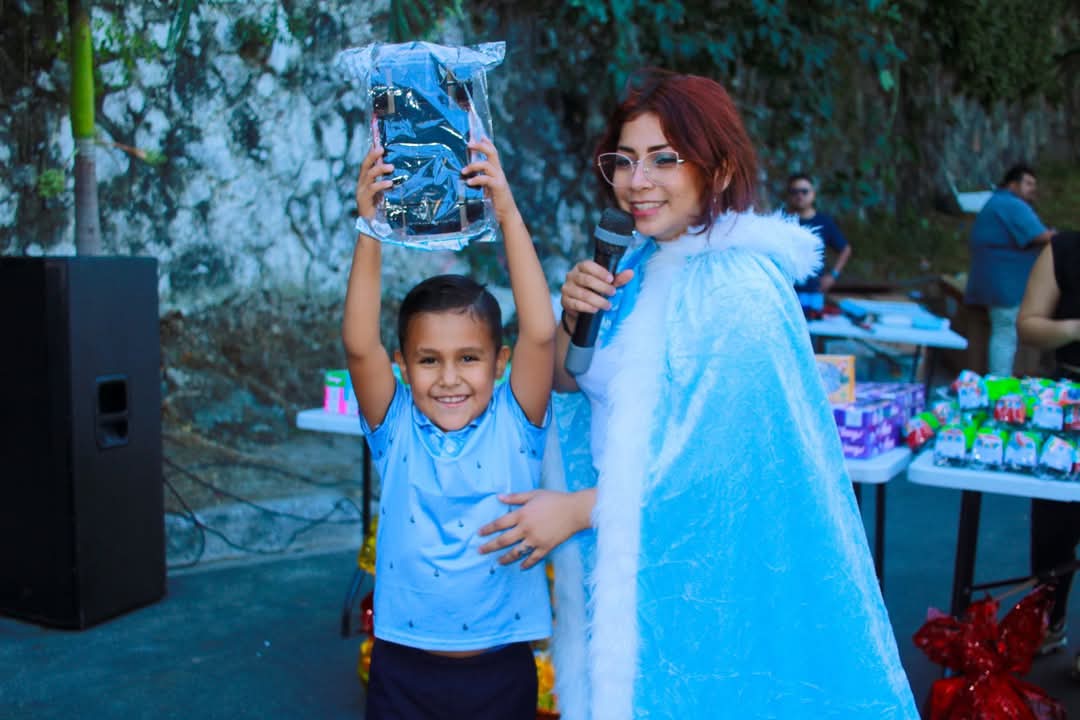EverHernandezsv's tweet photo. La pasamos de lo mejor con las familias de la Col. Santa Rosa en el Distrito de Ciudad Delgado, disfrutamos de una tarde amena, llena de juguetes, payaso, premios y muchas sorpresas todo preparado con mucho amor para cada familia. https://t.co/TiUwC0dKZ7