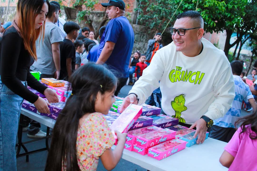 EverHernandezsv's tweet photo. La pasamos de lo mejor con las familias de la Col. Santa Rosa en el Distrito de Ciudad Delgado, disfrutamos de una tarde amena, llena de juguetes, payaso, premios y muchas sorpresas todo preparado con mucho amor para cada familia. https://t.co/TiUwC0dKZ7