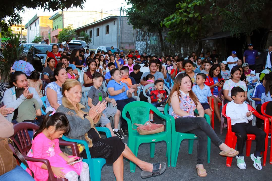 EverHernandezsv's tweet photo. La pasamos de lo mejor con las familias de la Col. Santa Rosa en el Distrito de Ciudad Delgado, disfrutamos de una tarde amena, llena de juguetes, payaso, premios y muchas sorpresas todo preparado con mucho amor para cada familia. https://t.co/TiUwC0dKZ7
