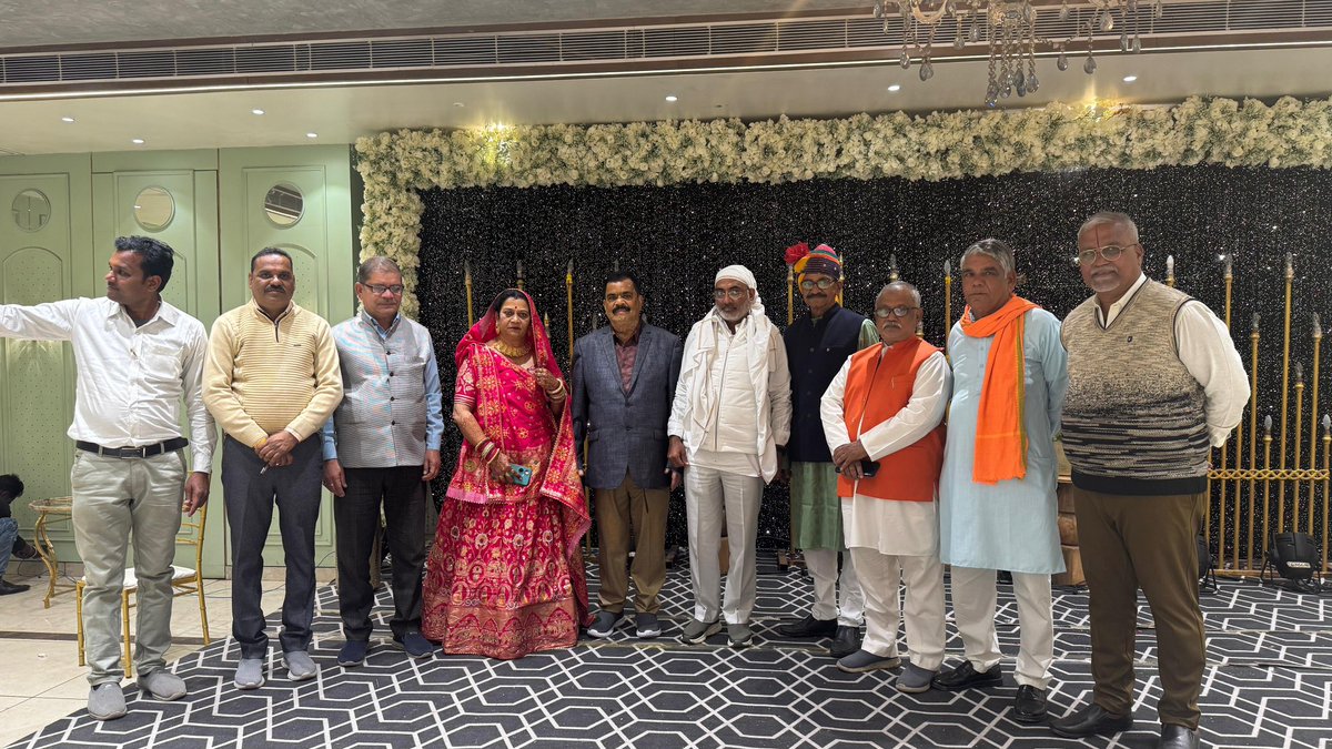 आज भोपाल में नर्मदापुरम  महिला मोर्चा पूर्व जिला अध्यक्ष श्रीमती ललिता पुरविया जी (पिपरिया)की पुत्री के विवाह समारोह में सम्मिलित हुआ   ।
नवयुगल को नवदांपत्य जीवन की हार्दिक-हार्दिक शुभकामनाएं।