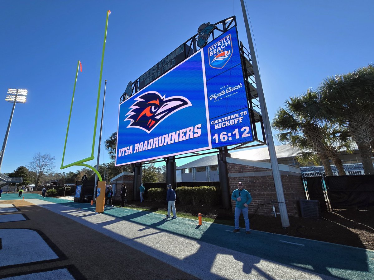 Greetings from sunny South Carolina!  It's just about time for kickoff. #UTSA <a href="/UTSARivals/">Kermet</a>
