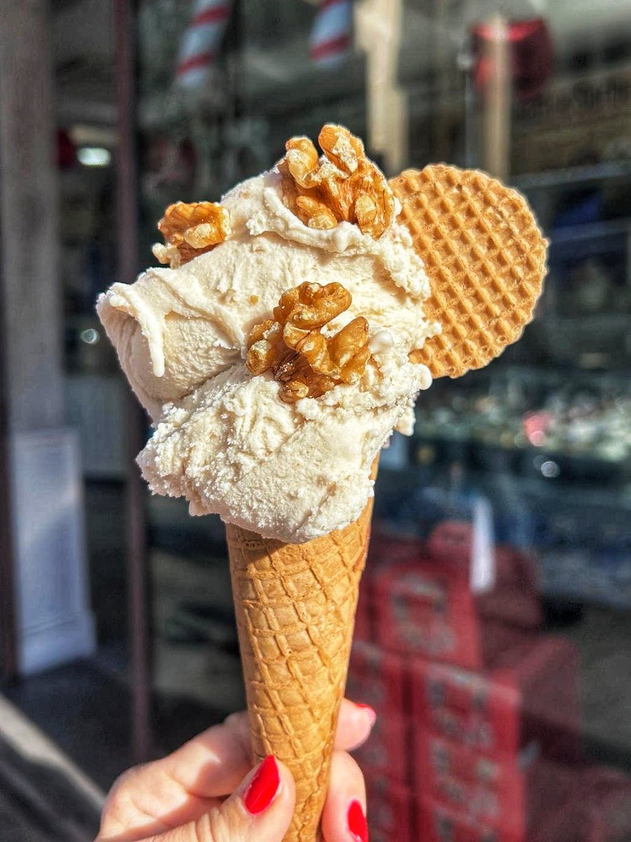 GELATOSITA's tweet photo. 🔥Dicembre profuma di noci🔥

🎅 Immagina il Natale con un tocco in più: il nostro gelato al gusto noci, cremoso e irresistibile, pensato per esaltare le tavole delle feste.

😍 Qualche suggerimento originale: Prova a esaltare la tua fetta del nostro Panettone Pandorato con un abbinamento unico, a sorprendere con un fico essiccato ripieno di gelato alle noci o a concludere il pranzo di Natale con una dolce freschezza dal sapore intenso.

✌ Preparato con materie prime di stagione, perché da noi la genuinità è sempre al primo posto.

🎄 Passa in gelateria e lasciati avvolgere dal sapore delle feste!

⚠️ E attenzione… sono rimasti gli ultimissimi panettoni artigianali! Non lasciarteli scappare! 

🥰 Aperti domani fino alle 17. Chiusi il 25 e il 26. Riapriamo il 27 orario continuato. 

Shop 👉 https://t.co/loTNZffSxO

Punti vendita a Napoli:
📍Vomero, via Mario Fiore 2
📍Centro, via Foria 116

#GelatoDiStagione #GustoDelMese #NataleGoloso #GelatoAlleNoci